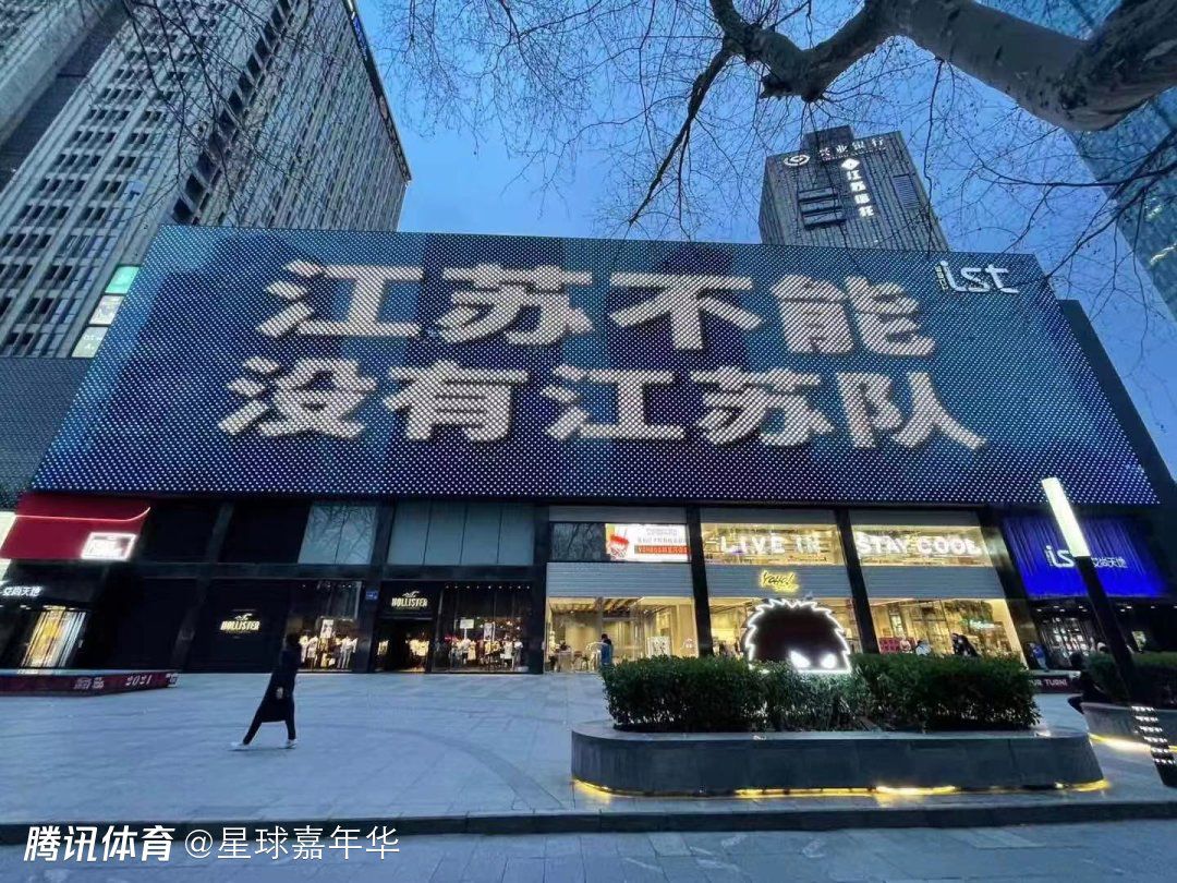 大马丁说道：“我知道罗梅罗的弱点，我记得在对阵法国的决赛中，他双脚飞铲姆巴佩，他干净地卸下了皮球，在中场休息的时候我对他说，你要是拿了红牌，比赛结束后我非打死你不可。